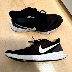 Nike Size 9.5 Women’s Sneakers Black and White